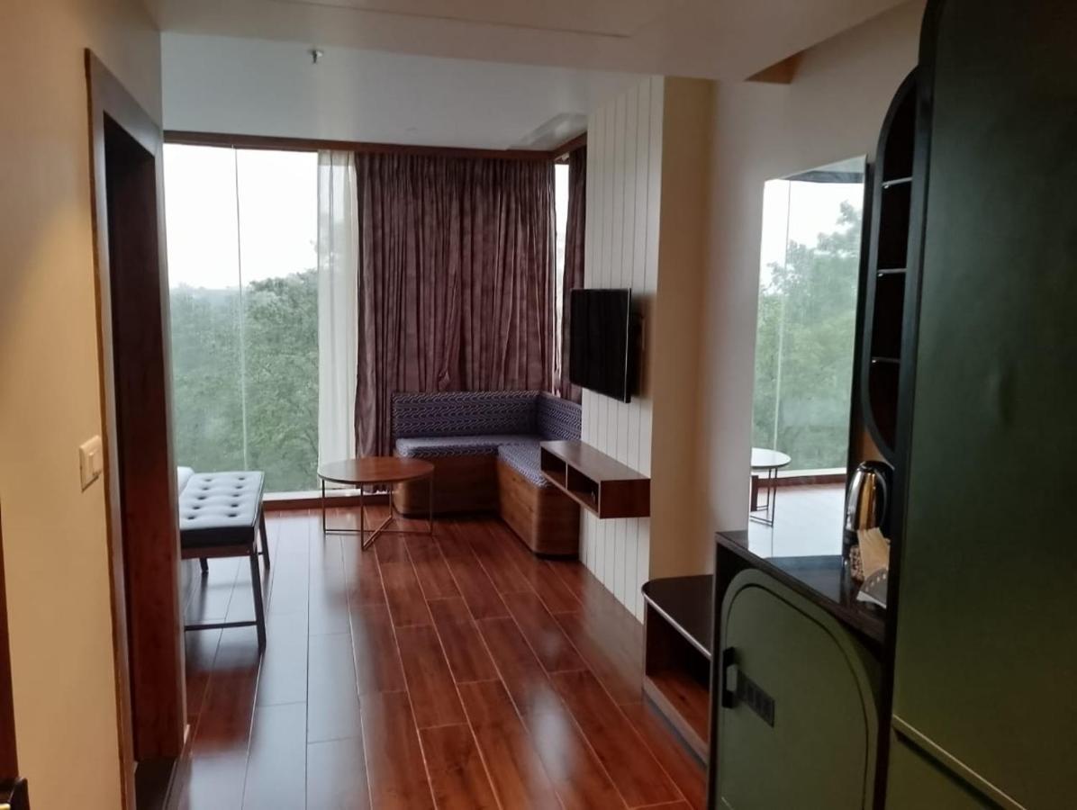 The Convoy Hotel Дибругарх Экстерьер фото