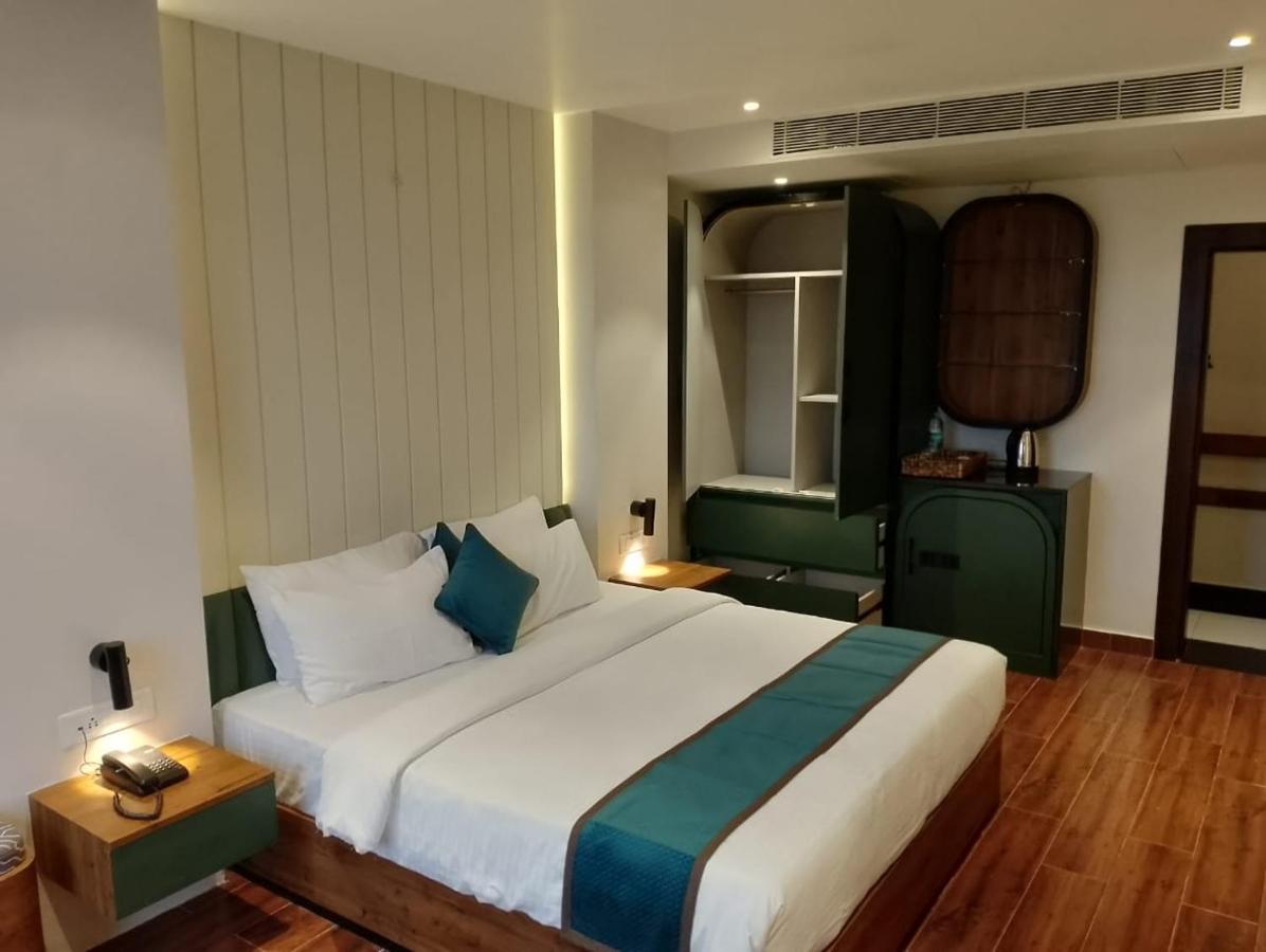The Convoy Hotel Дибругарх Экстерьер фото