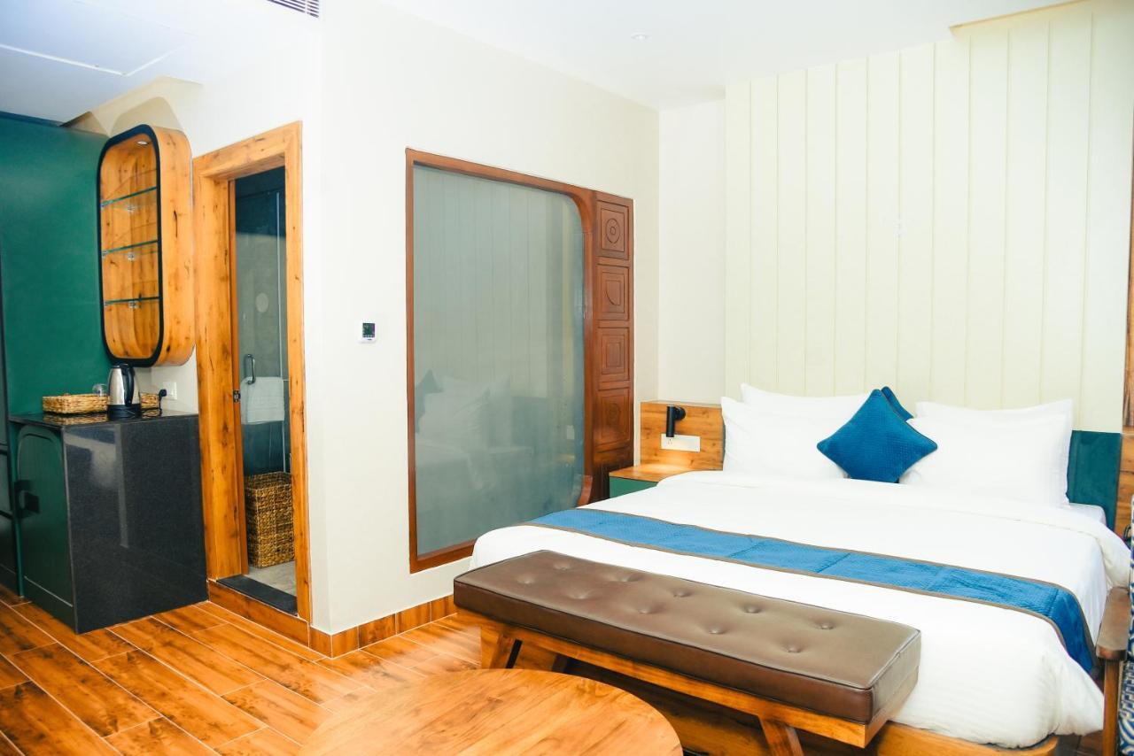 The Convoy Hotel Дибругарх Экстерьер фото