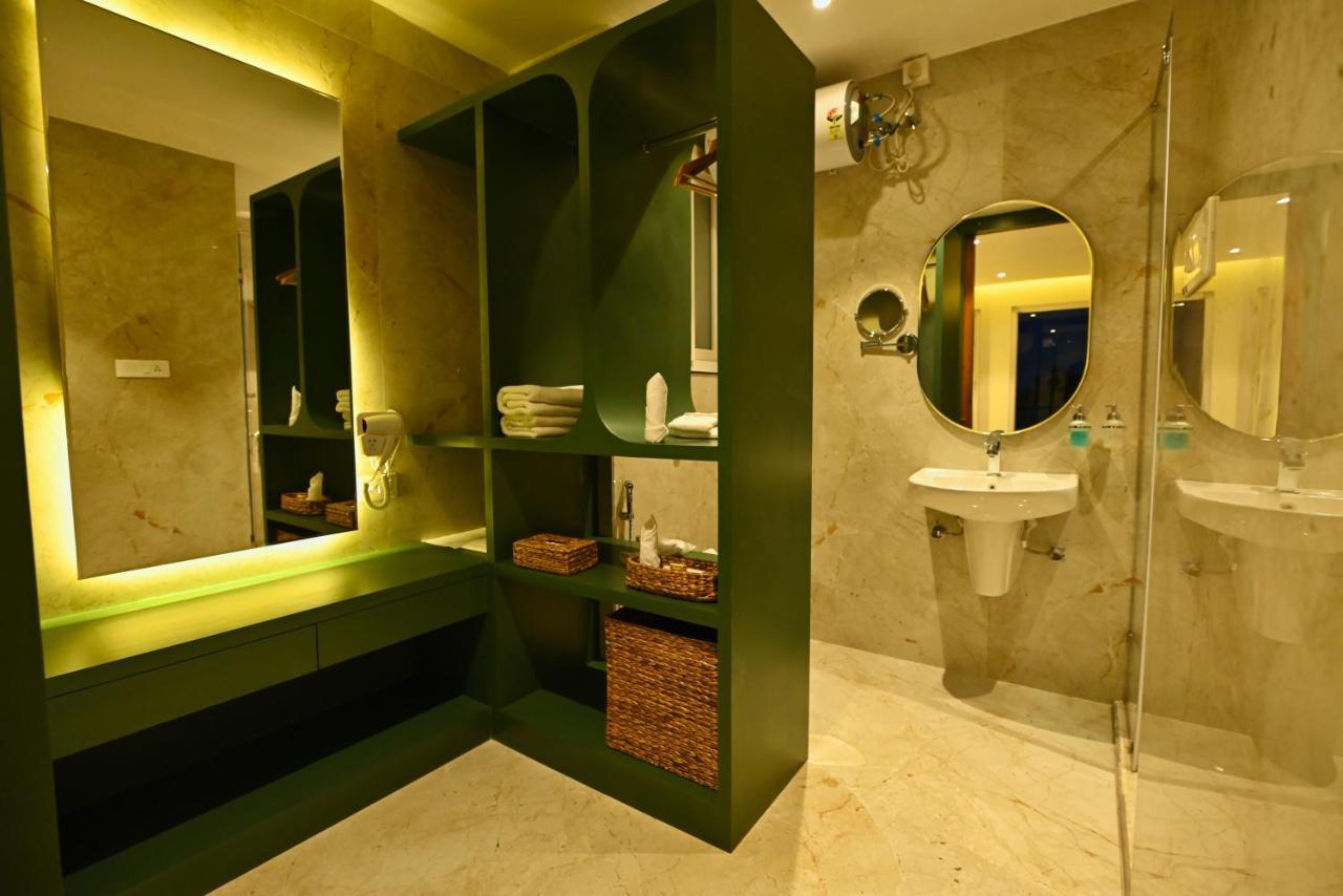 The Convoy Hotel Дибругарх Экстерьер фото